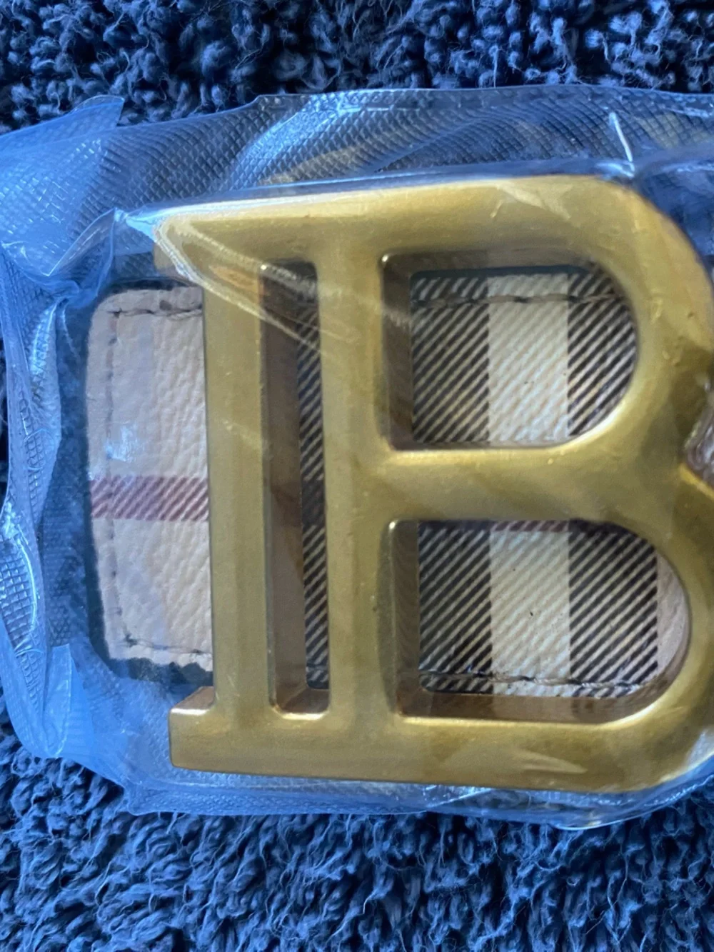 Flat/Matte Gold “B” Buckle on Reversible Burberry Belt. 115cm - Picture 2 of 9